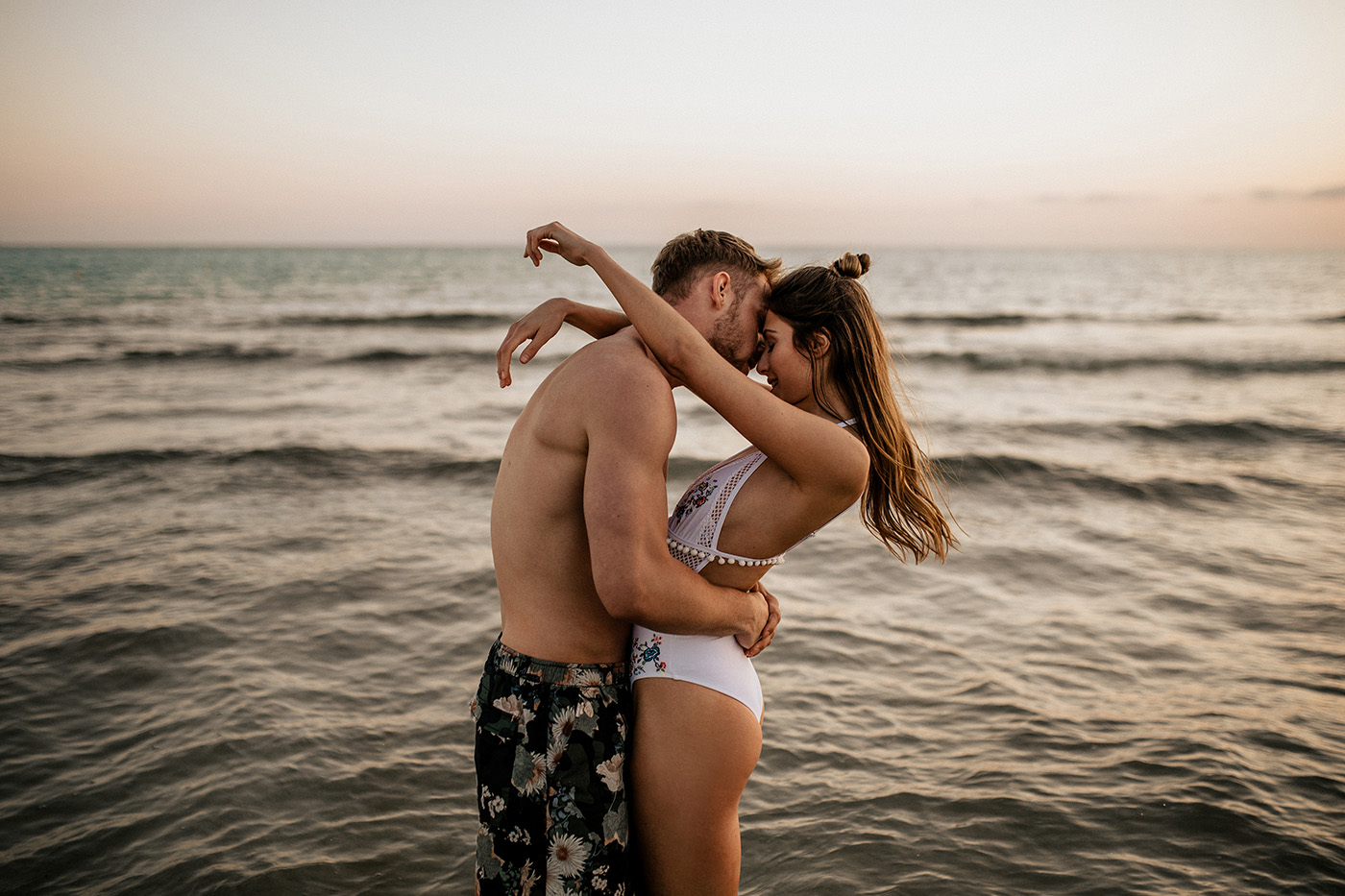 Влюблённая пара отправилась на побережье загорать и для пляжного секса